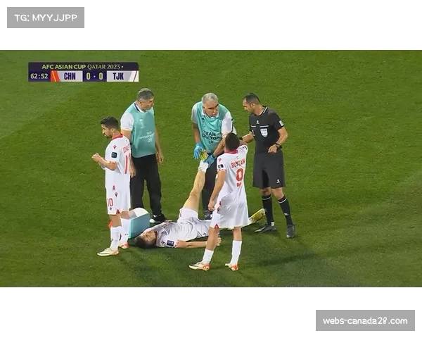 医疗团队进场处理抽筋球员